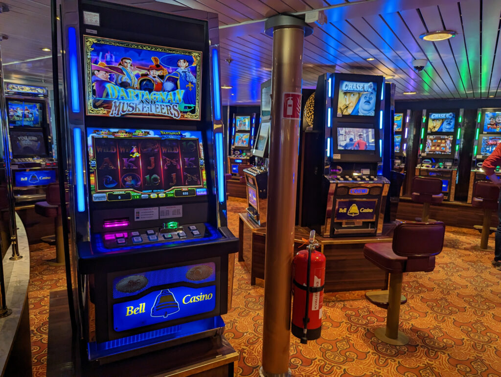 Bell Casino kolikkopelejä laivan kasinolla.