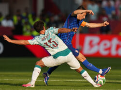 Kroatian Luka Modric (takana) ja Portugalin João Neves taistelevat pallosta jalkapallon MM-kisojen 32 parhaan joukkoon pääsyn ratkaisevassa ottelussa Torontossa torstaina 2. heinäkuuta 2026.