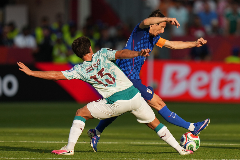 Kroatian Luka Modric (takana) ja Portugalin João Neves taistelevat pallosta jalkapallon MM-kisojen 32 parhaan joukkoon pääsyn ratkaisevassa ottelussa Torontossa torstaina 2. heinäkuuta 2026.