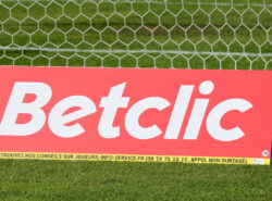 Betclic mainos jalkapallokentän laidalla.