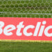 Betclic mainos jalkapallokentän laidalla.