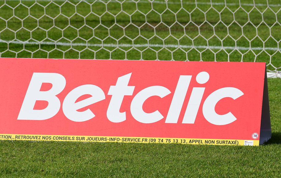 Betclic mainos jalkapallokentän laidalla.