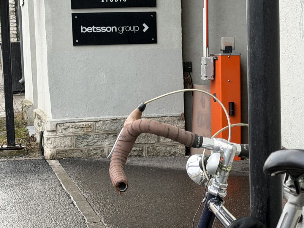 Betsson Group logo porttikongin edustalla Sikupillissä Tallinnassa. Etualalla kuvaajan ;) touring tyyppinen fillari. 