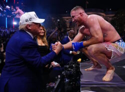 Donald Trump kättelee Justin Gaethjea UFC Freedom tapahtumassa.