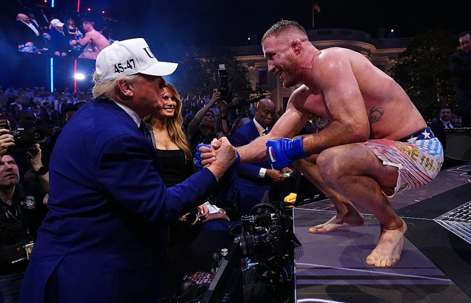 Donald Trump kättelee Justin Gaethjea UFC Freedom tapahtumassa.