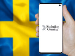 Evolution Gaming logo puhelimessa ruotsin lipun edessä.