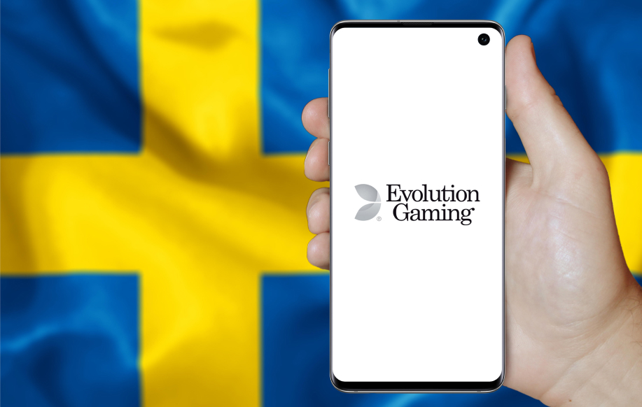 Evolution Gaming logo puhelimessa ruotsin lipun edessä.
