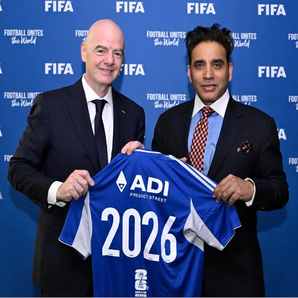Kuvassa FIFA:n pomo Gianni Infantino ja ADI PredictStreetin perustaja Asif Kamal.