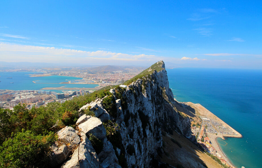 Gibraltarin suuri kukkulamaisema.
