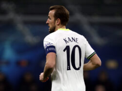 Kane seuraa ottelua San Siro -stadionilla, kun AC Milan kohtaa Tottenham Hotspurin Mestarien liigan kauden 2022–2023 ottelussa.
