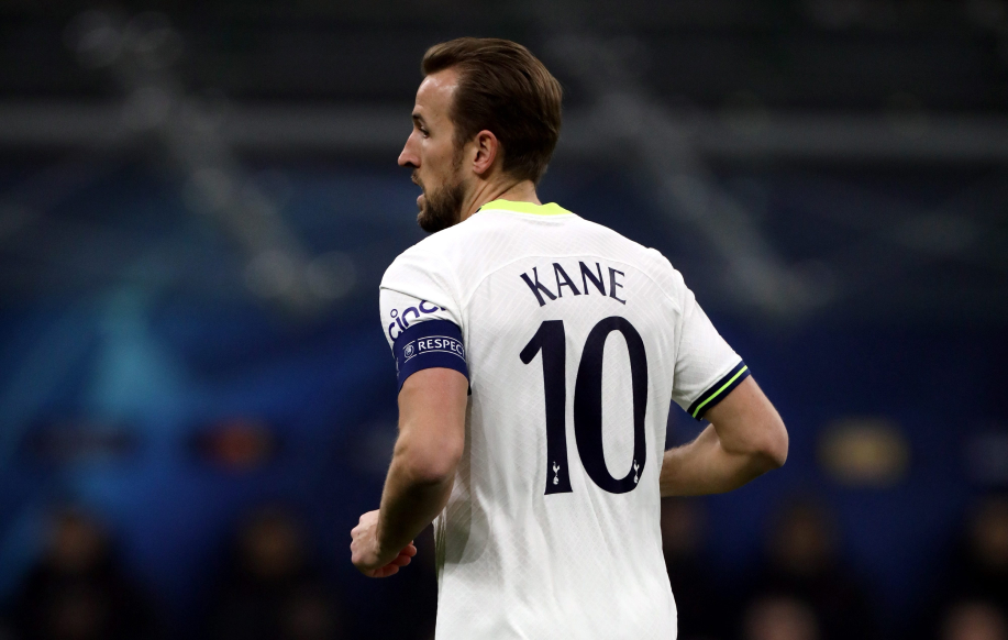 Kane seuraa ottelua San Siro -stadionilla, kun AC Milan kohtaa Tottenham Hotspurin Mestarien liigan kauden 2022–2023 ottelussa.