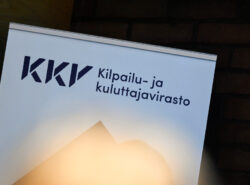 Kilpailu ja kuluttajaviraston kyltti tiedotustilaisuudessa.