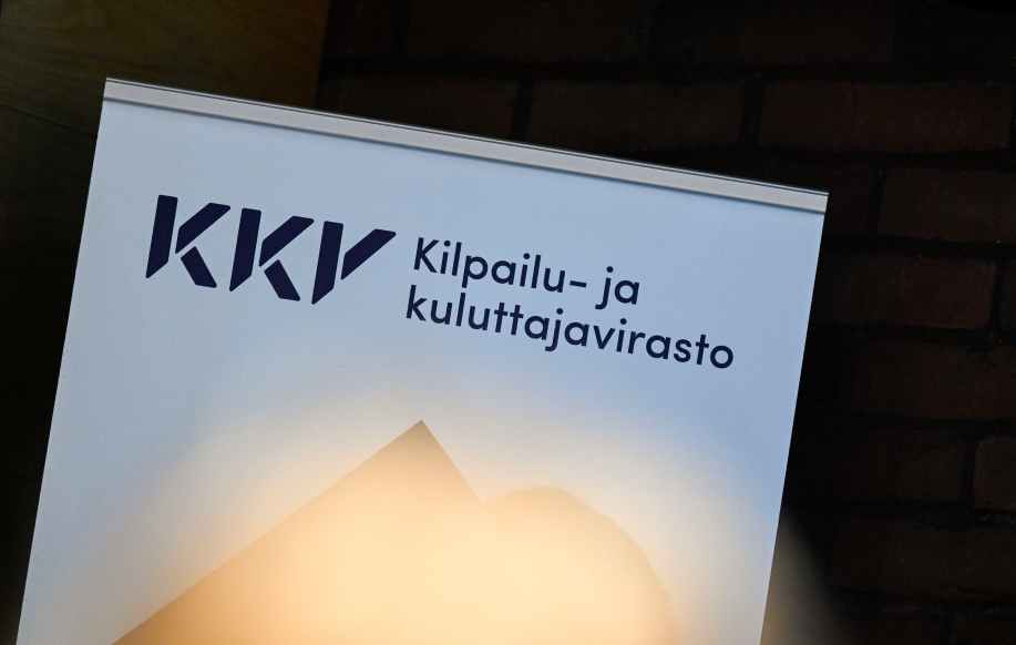 Kilpailu ja kuluttajaviraston kyltti tiedotustilaisuudessa.