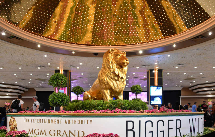 MGM tunnushahmo leijona kasinon aulassa. Leveässä jalustassa puhutaan "Entertainment authorithystä" ja "isommista" asioista.