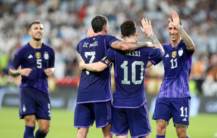 Messi morottaa tiimikavereitaan.