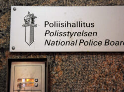 Poliisihallitus / Polisstyrelsen / National Police Board ovisummerikyltti