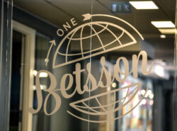 Betssonin globaaliutta kuvaava logo yhtön ikkunassa.