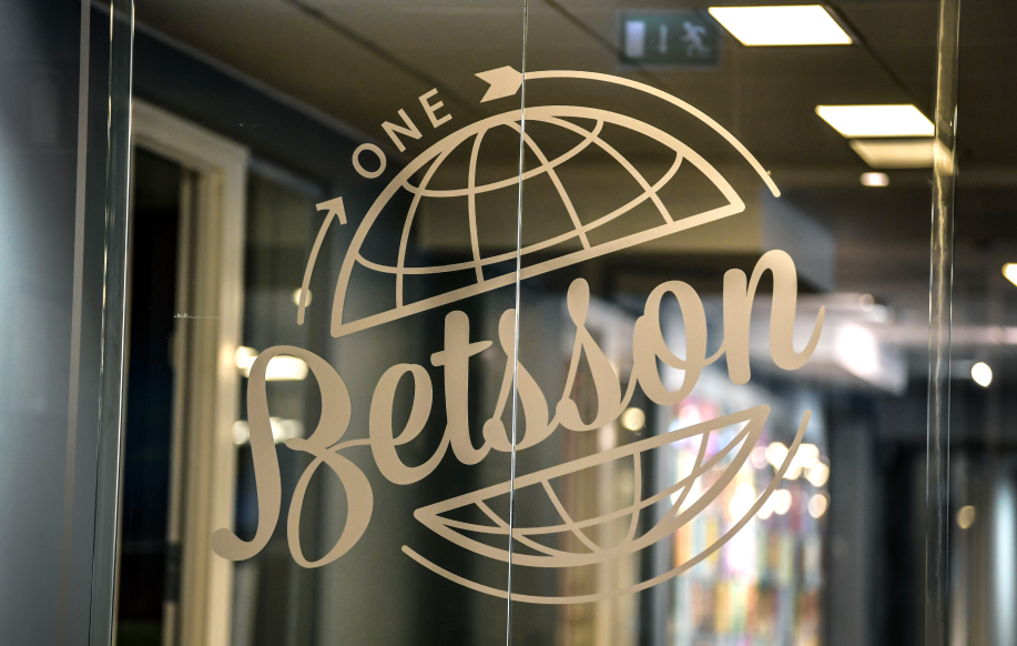 Betssonin globaaliutta kuvaava logo yhtön ikkunassa.