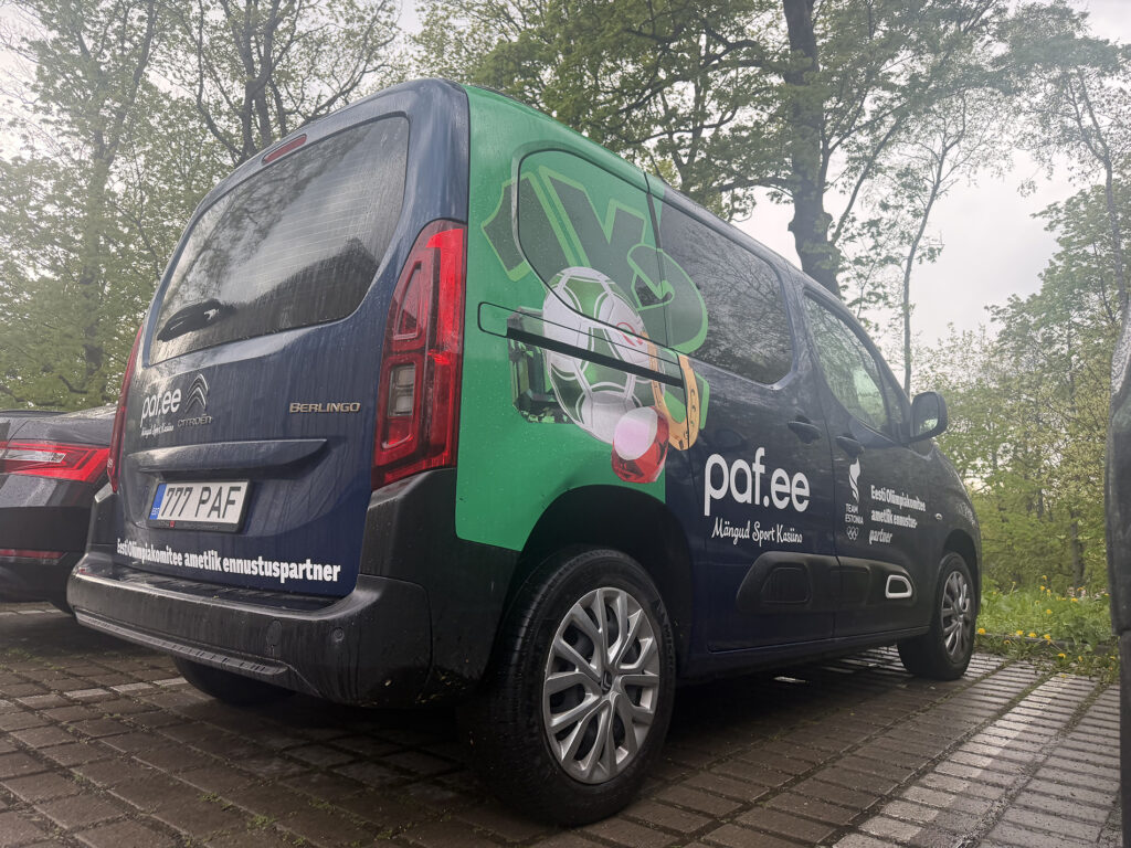 Puiston parkkipaikalla Paf urheiluvedonlyönti ja kasinoteemainen Citroen Berlingo auto. Rekisterinumero 777 PAF. Autossa "Team Estonia" Olympialaiset-logo.