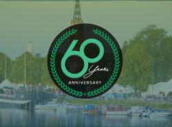 PAF 60v juhlat kutsu logo. Taustalla Porin jokimaisemaa ja ravintolalaiva.