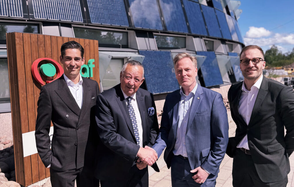 Bell Casino Morgan Eliasson kättelee Christer Fahlstediä. Vieressä hymyilevät Marcus Eliasson ja Lasse Danielsson.