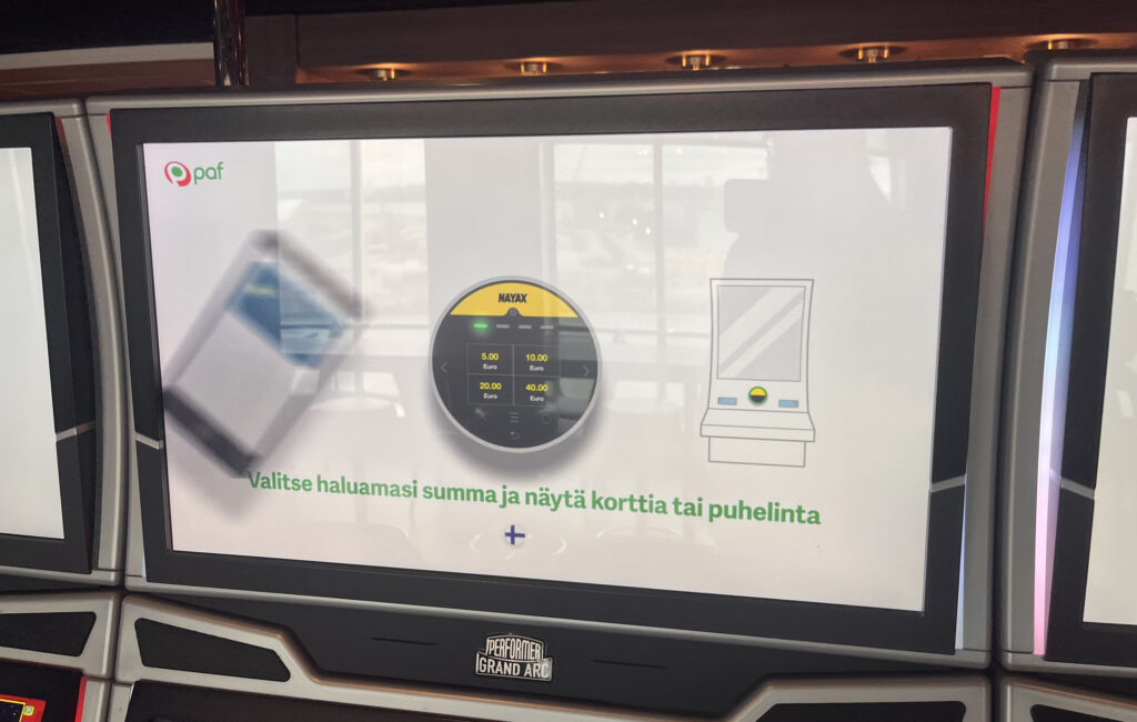 Paf-rahapelikone Eckerö Linen laivalla kertoo miten talletus tehdään kortilla tai puhelimella.