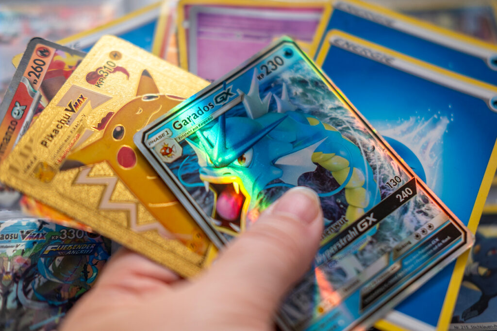 Kiiltävät Pikachu ja Garados kortit.