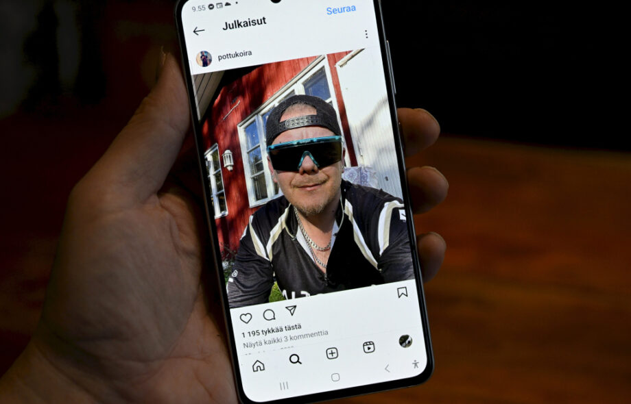 Kännykässä auki Jouko Pottukoira Kärkkäinen Instagram.