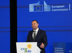Maltan pääministeri Robert Abela puhuu korkean tason konferenssissa ”Euroopan unionin saarten ja rannikkoyhteisöjen vahvistaminen”, joka järjestetään lounaisrannikolla sijaitsevassa Pafoksen kaupungissa itäisen Välimeren saarella Kyproksella perjantaina 26. kesäkuuta 2026.