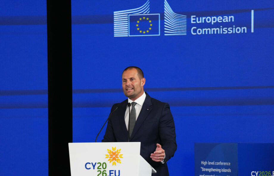 Maltan pääministeri Robert Abela puhuu korkean tason konferenssissa ”Euroopan unionin saarten ja rannikkoyhteisöjen vahvistaminen”, joka järjestetään lounaisrannikolla sijaitsevassa Pafoksen kaupungissa itäisen Välimeren saarella Kyproksella perjantaina 26. kesäkuuta 2026.