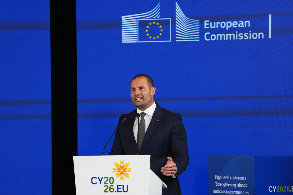 Maltan pääministeri Robert Abela puhuu korkean tason konferenssissa ”Euroopan unionin saarten ja rannikkoyhteisöjen vahvistaminen”, joka järjestetään lounaisrannikolla sijaitsevassa Pafoksen kaupungissa itäisen Välimeren saarella Kyproksella perjantaina 26. kesäkuuta 2026.