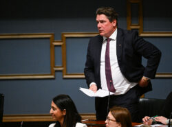Saku Nikkanen puhumassa tyypilliseltä SDP istuinpaikalta Eduskunnassa. Etualalla muita SDP Kansanedustajia.