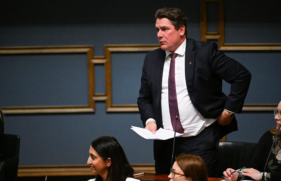 Saku Nikkanen puhumassa tyypilliseltä SDP istuinpaikalta Eduskunnassa. Etualalla muita SDP Kansanedustajia.