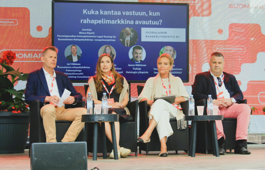 Suomi Areena paneelissa Jari Vähänen, Laura Liehu, Taina Grech ja Janne Nikkinen. Taustalla televisiossa teksti "Kuka kantaa vastuun, kun rahapelimarkkina avautuu?" Äänessä neiti Liehu,