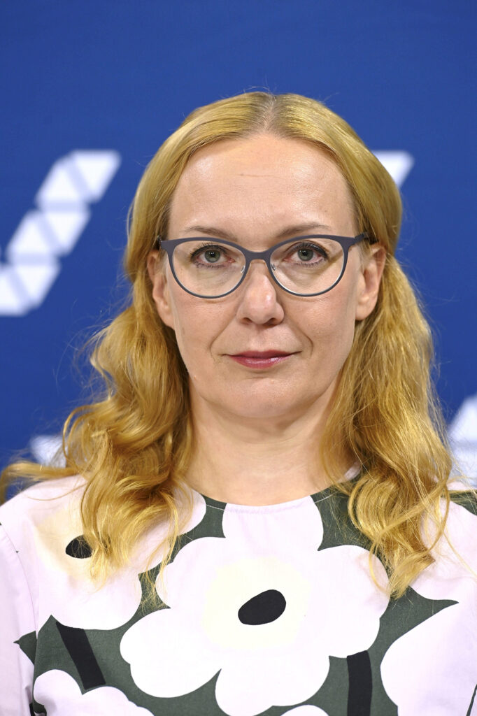 Susanna Saikkonen poseeraa Veikkauksen logojen edessä vuonna 2021.