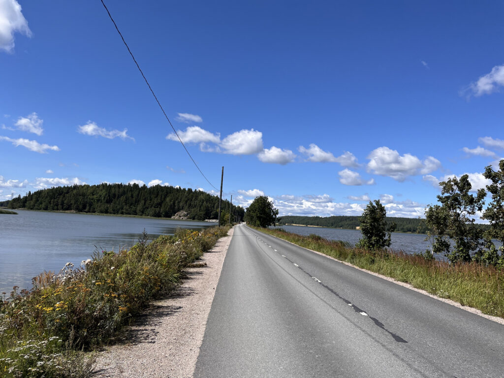 Vuohensaareen johtava tie Halikonlahdella.