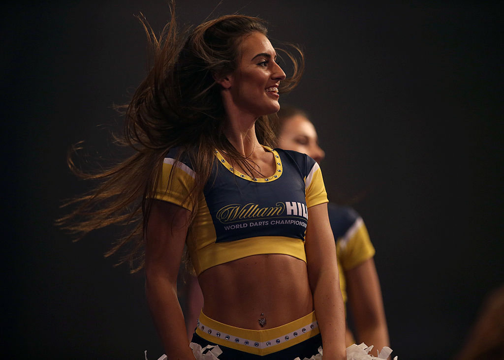 Tanssijoilla "William Hill World Darts Championship crop top. Hiukset heiluvat ja kimalta napakoru.