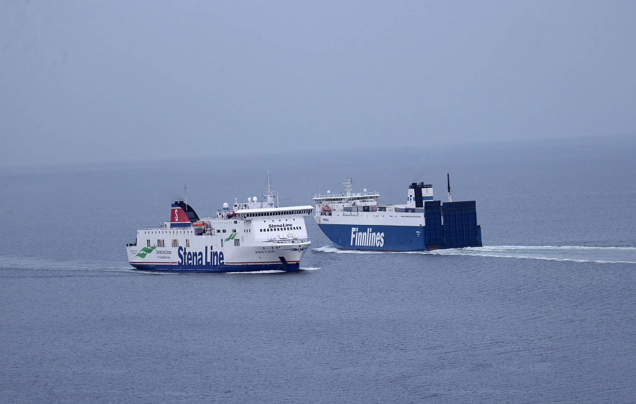 Stena Linesin ja Finnlinesin alukset kohtaavat Itämerellä.