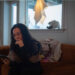 40-vuotias nainen katselee puhelintaan kotonaan Nuukissa, Grönlannissa, 16. tammikuuta 2026.