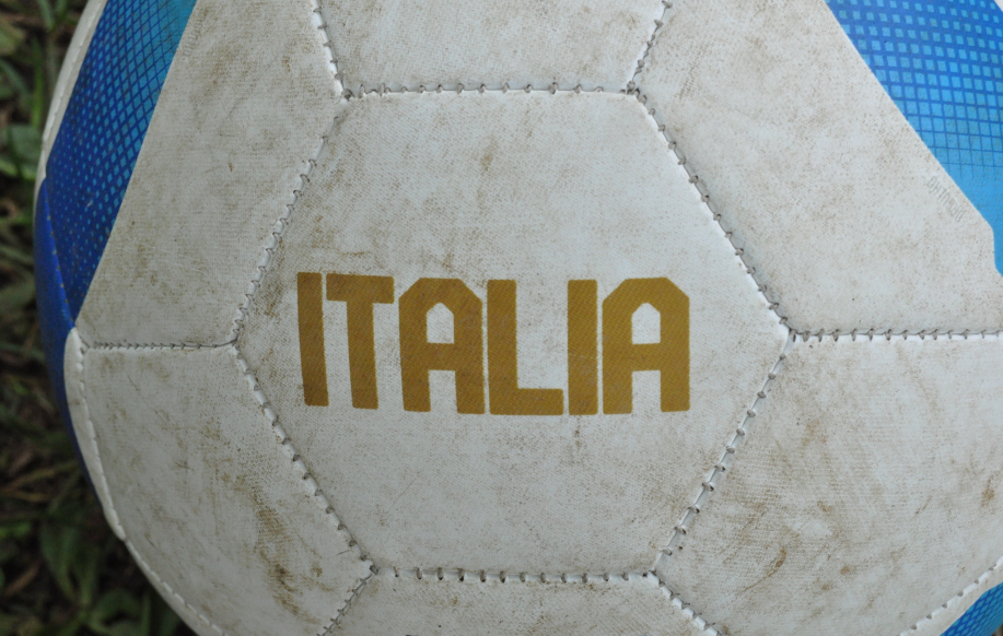 Jalkapallo missä lukee Italia.