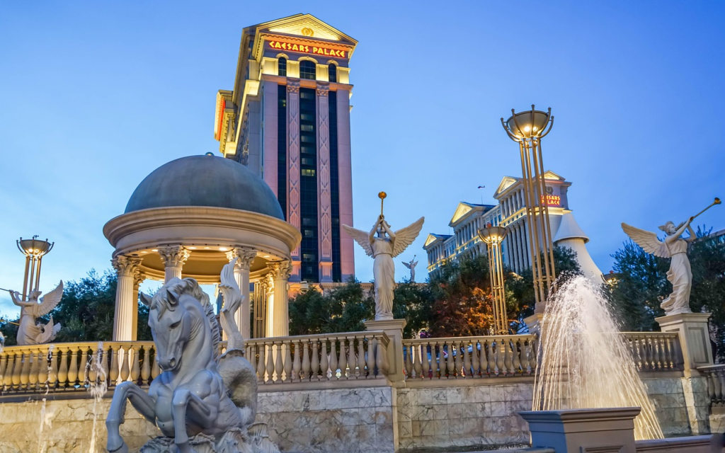 Caesars Palace Las Vegasissa. Etualalla patsaita ja suihkulähteitä roomalaiseen tyyliin.