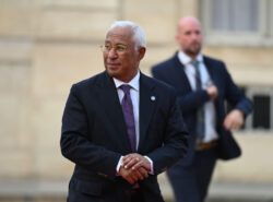 Antonio Costa kävelee Elysee-palatsin edustalla. Taustalla henkilö joka näyttää turvamieheltä.