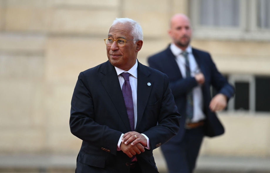 Antonio Costa kävelee Elysee-palatsin edustalla. Taustalla henkilö joka näyttää turvamieheltä.