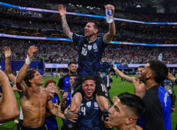 Argentiinan Lionel Messi (#10) ja joukkuetoverinsa juhlivat 2–1-voiton jälkeen Englannin ja Argentiinan välisessä FIFA:n jalkapallon MM-kisojen 2026 välieräottelussa, joka pelattiin 15. heinäkuuta 2026 Atlanta Stadiumilla Atlantassa, Georgiassa.