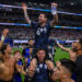 Argentiinan Lionel Messi (#10) ja joukkuetoverinsa juhlivat 2–1-voiton jälkeen Englannin ja Argentiinan välisessä FIFA:n jalkapallon MM-kisojen 2026 välieräottelussa, joka pelattiin 15. heinäkuuta 2026 Atlanta Stadiumilla Atlantassa, Georgiassa.