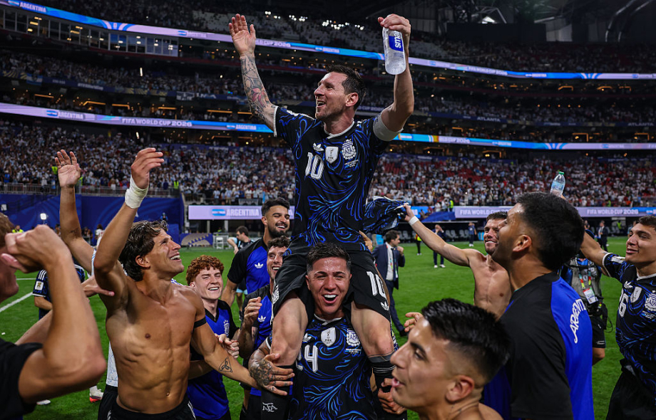 Argentiinan Lionel Messi (#10) ja joukkuetoverinsa juhlivat 2–1-voiton jälkeen Englannin ja Argentiinan välisessä FIFA:n jalkapallon MM-kisojen 2026 välieräottelussa, joka pelattiin 15. heinäkuuta 2026 Atlanta Stadiumilla Atlantassa, Georgiassa.