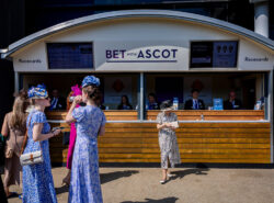 Yleiskuvia kilpa-yleisöstä Bet with Ascot -vedonlyöntipisteellä Royal Ascot 2026 -tapahtuman neljäntenä päivänä Ascotin raviradalla 19. kesäkuuta 2026 Ascotissa, Englannissa.