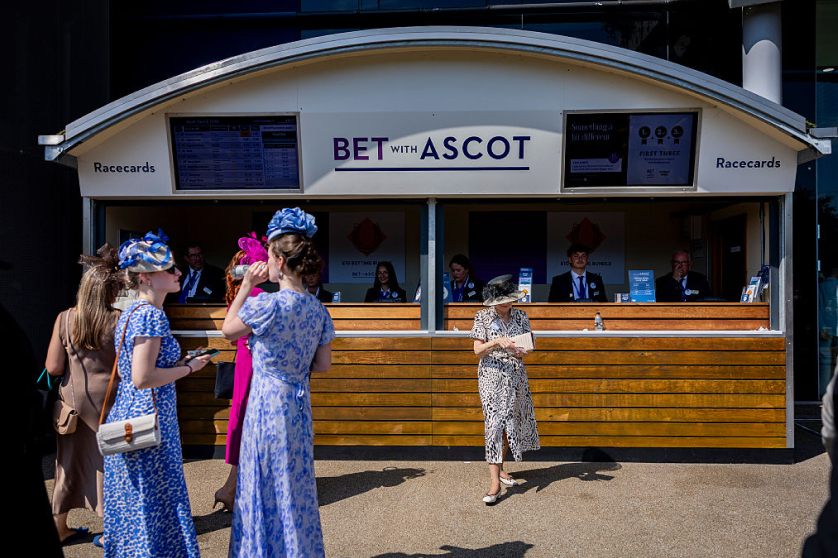 Yleiskuvia kilpa-yleisöstä Bet with Ascot -vedonlyöntipisteellä Royal Ascot 2026 -tapahtuman neljäntenä päivänä Ascotin raviradalla 19. kesäkuuta 2026 Ascotissa, Englannissa.