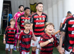 Flamengon pelaajat saapuvat kentälle lasten kanssa ennen Flamengon ja Vascon välistä ottelua Maracanã-stadionilla Rio de Janeirossa 21. syyskuuta 2025. Pelipaitojen rinnassa näkyy pääsponsori Betanon logo.