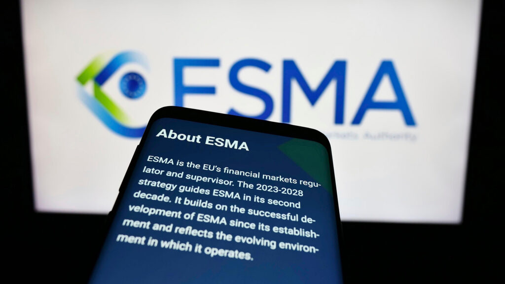 ESMA verkkosivu kertoo ESMA tehtävästä EU:n finanssimarkkinoiden lisensoijana ja valvojana.